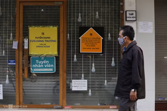 Loạt cửa hàng kinh doanh trên phố Chùa Bộc (Hà Nội) phải tạm đóng cửa vì Covid-19. Ảnh: Ngọc Thành