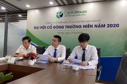 Ông Nguyễn Trung Thành (giữa) trong phiên ĐHĐCĐ mới đây của CapitalHouse.