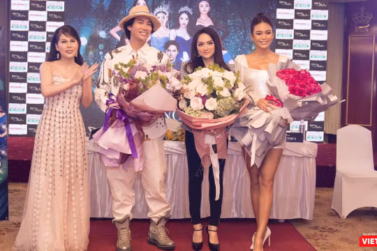 Bà Nguyễn Như Quỳnh đai diện ban tổ chức tặng hoa cho Hoa hậu Hương Giang, NTK Lý Quý Khánh và Á hậu Mâu Thủy.