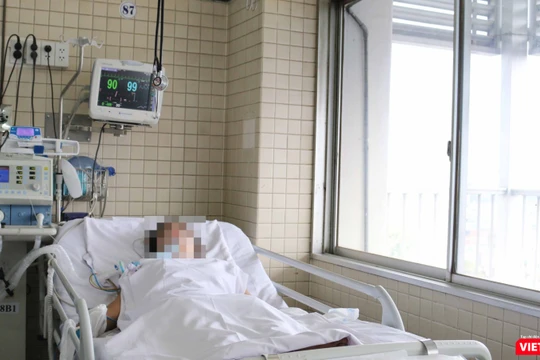 Nạn nhân Nguyễn.T.H, mẹ của hai bệnh nhi, đang được cấp cứu với máy thở tại BV Chợ Rẫy. (Ảnh: BVCR)