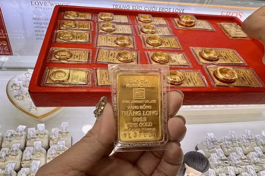 Vàng miếng SJC đồng loạt tăng mức niêm yết 500.000 đồng/lượng trong phiên sáng thứ ba. Ảnh minh hoạ.