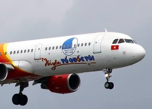 Chuyên cơ Tôi yêu Tổ quốc tôi đưa các đoàn đội tuyển U23 Việt Nam từ Thường Châu về Hà Nội. Ảnh: TTXVN.