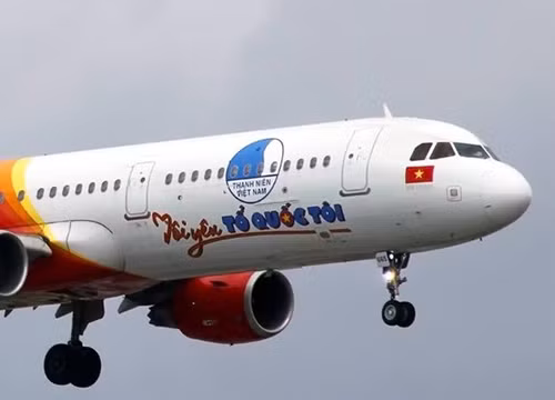 Chuyên cơ Tôi yêu Tổ quốc tôi đưa các đoàn đội tuyển U23 Việt Nam từ Thường Châu về Hà Nội. Ảnh: TTXVN.