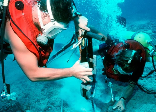 Tuyến cáp quang biển quốc tế AAG có tổng chiều dài 20.000 km và dung lượng thiết kế đạt đến 2 Terabit/giây. 