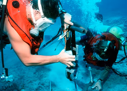 Tuyến cáp quang biển quốc tế AAG có tổng chiều dài 20.000 km và dung lượng thiết kế đạt đến 2 Terabit/giây. 