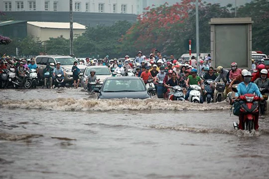 Theo thông tin từ Sở Xây dựng Hà Nội, với cường độ mưa trong khoảng từ 50mm-100mm trong khoảng 2h, Hà Nội vẫn tồn tại 15 điểm úng ngập.