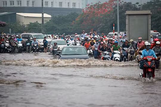 Theo thông tin từ Sở Xây dựng Hà Nội, với cường độ mưa trong khoảng từ 50mm-100mm trong khoảng 2h, Hà Nội vẫn tồn tại 15 điểm úng ngập.