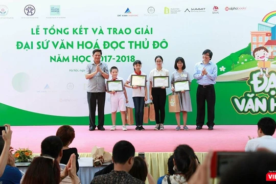 4 học sinh có bài dự thi xuất sắc nhất vừa được vinh danh Đại sứ Văn hóa đọc Thủ đô năm học 2017 - 2018 vào sáng nay (26/5).