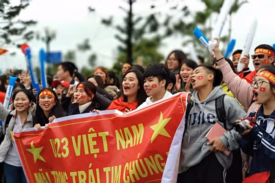 Khắp các cả đường, ở khu vực Cầu Nhật Tân - Sân bay Nội Bài, dòng người hâm mộ đổ đến mỗi lúc một đông.