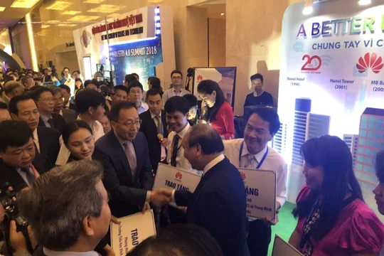 Thủ tướng Nguyễn Xuân Phúc chứng kiến Lễ trao tặng 100 bộ máy tính cho 5 trường học.