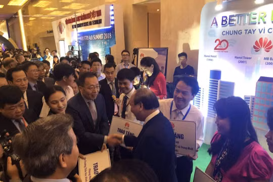 Thủ tướng Nguyễn Xuân Phúc chứng kiến Lễ trao tặng 100 bộ máy tính cho 5 trường học.