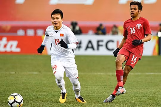 Quang Hải đi bóng trong sự đeo bám của hậu vệ đối phương. Ảnh: TTXVN