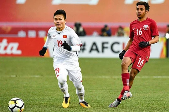 Quang Hải đi bóng trong sự đeo bám của hậu vệ đối phương. Ảnh: TTXVN