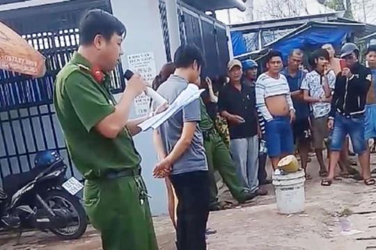 Trong đoạn clip, công an cầm micro đọc rõ to hành vi mua bán dâm và yêu cầu những người bị bêu danh bước lên cho người đi đường nhìn rõ mặt. Ảnh cắt từ video.