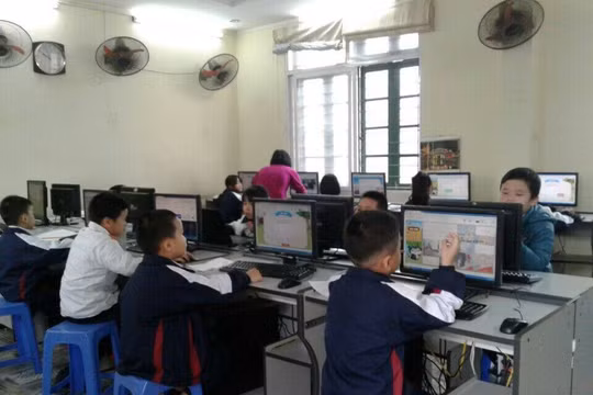 Thí sinh làm bài ViOlympic toàn quốc năm học 2016 - 2017. Ảnh: Fanpage ViOlympic