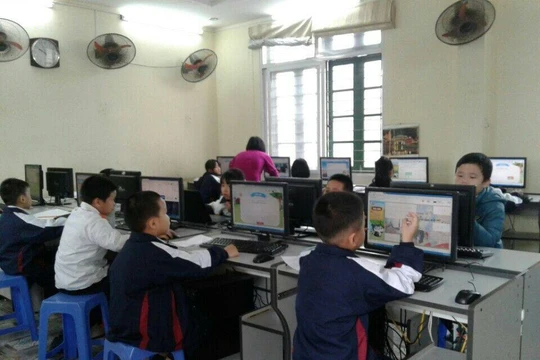 Thí sinh làm bài ViOlympic toàn quốc năm học 2016 - 2017. Ảnh: Fanpage ViOlympic