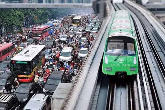 Các nhà ga đường sắt trên cao Cát Linh - Hà Đông đang hoàn thiện giai đoạn cuối, đoàn tàu đã bắt đầu chạy thử.