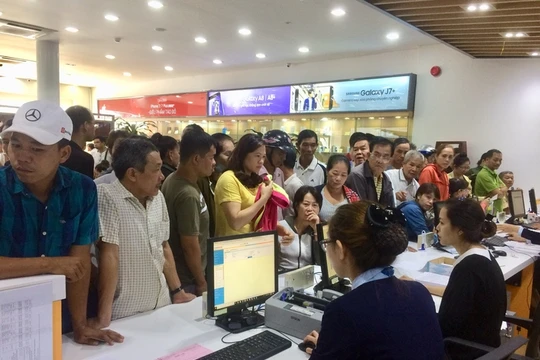 Các cửa hàng nhà mạng chật cứng vì khách hàng đến bổ sung thông tin.