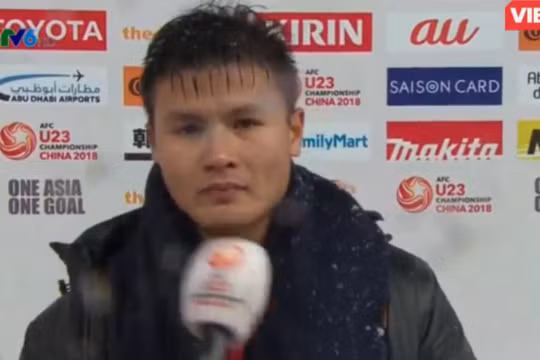 Quang Hải trả lời phỏng vấn sau trận đấu.