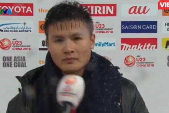 Quang Hải trả lời phỏng vấn sau trận đấu.