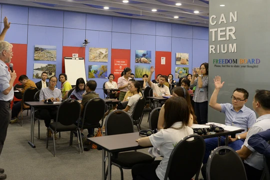 Cuộc thảo luận với các nhà nghiên cứu và người khởi nghiệp tại cuộc thi “Khởi nghiệp vì Môi trường”.