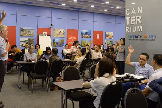 Cuộc thảo luận với các nhà nghiên cứu và người khởi nghiệp tại cuộc thi “Khởi nghiệp vì Môi trường”.