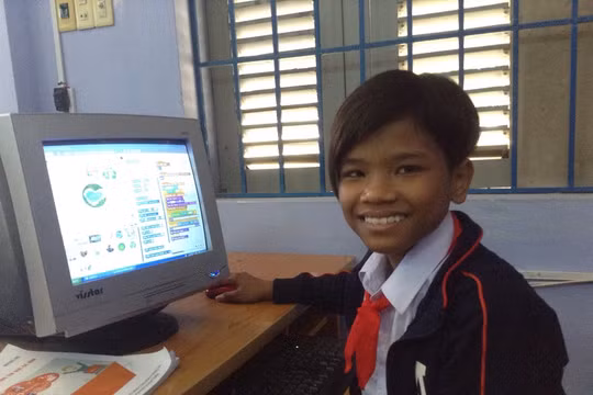 ​Bo Bo Nam thực hành lập trình Scratch trên chiếc máy tính cũ của trường. Ảnh: Nam Phương