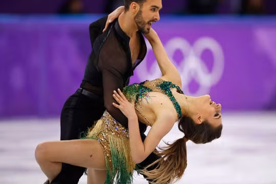 Gabriella Papadakis và bạn diễn Guillaume Cizeron tiếp tục phần thi dù áo bị tụt khiến cô bị lộ ngực. Ảnh: Mirror.