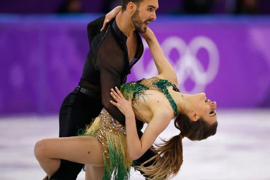 Gabriella Papadakis và bạn diễn Guillaume Cizeron tiếp tục phần thi dù áo bị tụt khiến cô bị lộ ngực. Ảnh: Mirror.