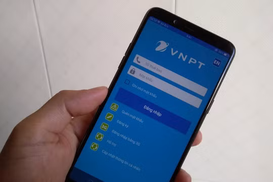 Khi không thể tới phòng giao dịch, khách hàng hãy sử dụng các hình thức cập nhật thông tin từ xa qua website, ứng dụng, qua tổng đài. Ảnh: M.H