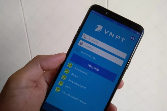 Khi không thể tới phòng giao dịch, khách hàng hãy sử dụng các hình thức cập nhật thông tin từ xa qua website, ứng dụng, qua tổng đài. Ảnh: M.H
