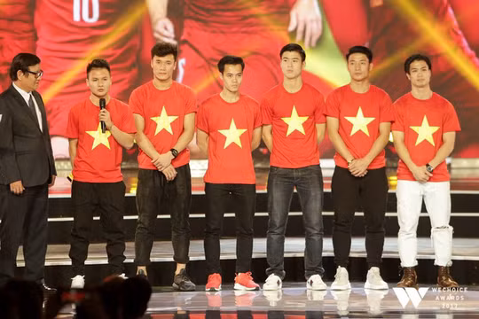 Đội U23 VN nhận giải Đại sứ truyền cảm hứng 2017. Ảnh: VTV