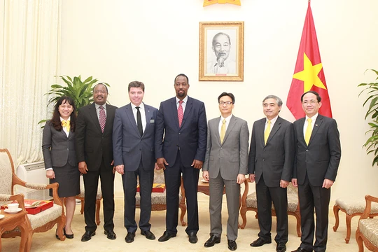 Phó Thủ tướng Chính phủ Vũ Đức Đam và Thứ trưởng Bộ Thông tin và Truyền thông Nguyễn Minh Hồng (thứ hai và ba từ phải sang) tiếp đoàn đại biểu cấp cao Liên minh Bưu chính Thế giới (UPU),