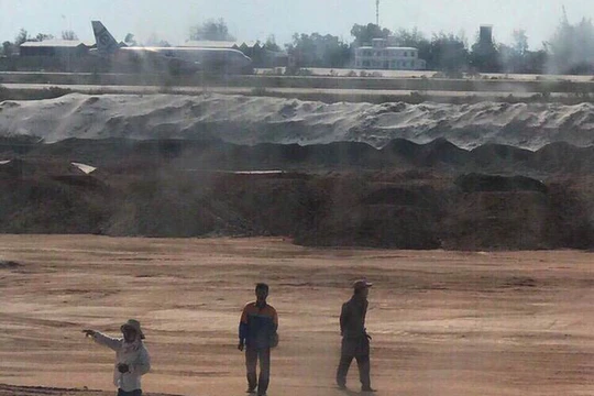 Máy bay hạ cánh nhầm vào đường băng chưa hoàn thiện - Ảnh. P.C.