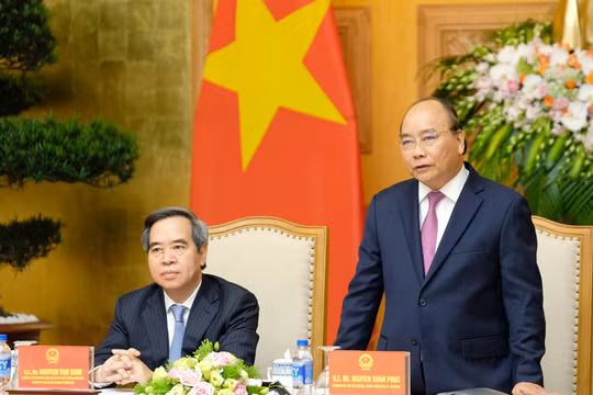 Thủ tướng Nguyễn Xuân Phúc trong cuộc gặp mặt, làm việc với lãnh đạo các tập đoàn, diễn giả của Diễn đàn cấp cao “Tầm nhìn và chiến lược phát triển đột phá trong bối cảnh cuộc cách mạng công nghiệp lần thứ 4”.