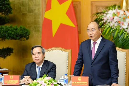 Thủ tướng Nguyễn Xuân Phúc trong cuộc gặp mặt, làm việc với lãnh đạo các tập đoàn, diễn giả của Diễn đàn cấp cao “Tầm nhìn và chiến lược phát triển đột phá trong bối cảnh cuộc cách mạng công nghiệp lần thứ 4”.