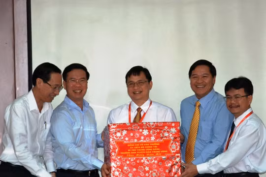 Ông Võ Văn Thưởng (thứ hai, trái sang) trao quà Tết cho đại diện cán bộ, chuyên gia, kỹ sư, nhân viên và người lao động QTSC. Ảnh: Ban Tuyên giáo TƯ.