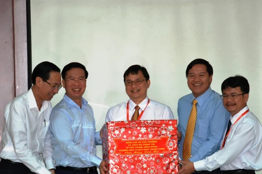 Ông Võ Văn Thưởng (thứ hai, trái sang) trao quà Tết cho đại diện cán bộ, chuyên gia, kỹ sư, nhân viên và người lao động QTSC. Ảnh: Ban Tuyên giáo TƯ.