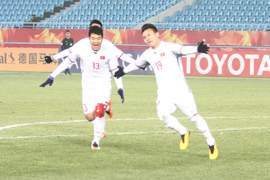 Quang Hải đã chớp cơ hội rất nhanh khi dứt điểm cực nhanh ở khoảng cách rất gần khung thành, sút tung lưới U23 Qatar, gỡ hòa 1-1 cho U23 Việt Nam.