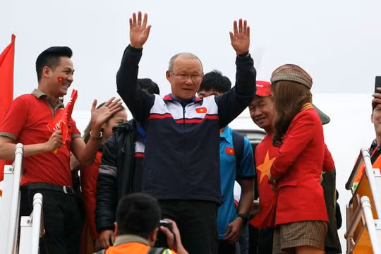 HLV Park Hang Seo là người bước ra đầu tiên. Ông vẫy hai tay và cúi chào người hâm mộ trong sự reo hò của người hâm mộ.