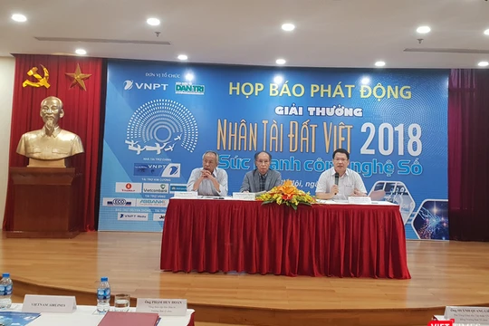 Ông Nguyễn Long (trái) cho rằng sự hỗ trợ lớn nhất của thí sinh tham gia giải thưởng là sự lan tỏa, đặc biệt là trong thế giới số hiện nay.