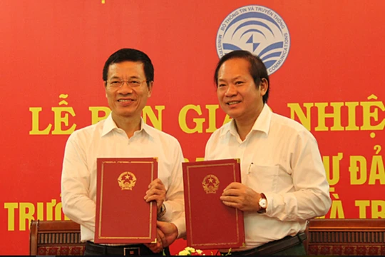 Ông Trương Minh Tuấn và ông Nguyễn Mạnh Hùng ký Biên bản bàn giao nhiệm vụ Bí thư Ban cán sự Đảng và Biên bản bàn giao nhiệm vụ, quyền hạn của Bộ trưởng TT&TT và chức năng, tổ chức bộ máy Bộ TT&TT (giai đoạn từ tháng 4/2016 đến tháng 7/2018).
