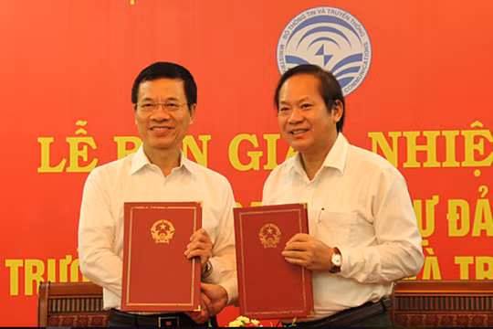 Ông Trương Minh Tuấn và ông Nguyễn Mạnh Hùng ký Biên bản bàn giao nhiệm vụ Bí thư Ban cán sự Đảng và Biên bản bàn giao nhiệm vụ, quyền hạn của Bộ trưởng TT&TT và chức năng, tổ chức bộ máy Bộ TT&TT (giai đoạn từ tháng 4/2016 đến tháng 7/2018).