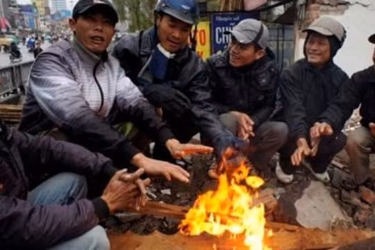 Người dân miền Bắc đang phải chịu đựng cái rét cắt da cắt thịt. Ảnh minh họa: Báo Khoa học và Phát triển