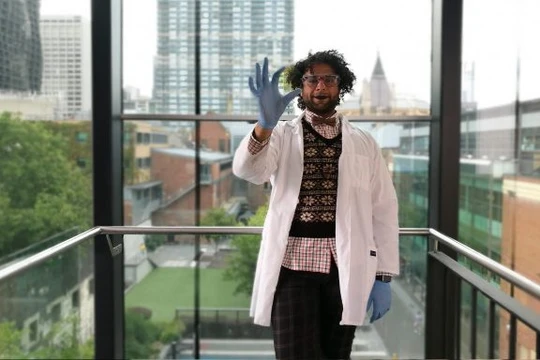 Các nhà nghiên cứu từ Đại học RMIT đã phát triển loại vật liệu cực mỏng mới phản ứng với hơi nóng và khí lạnh, mở đường cho “cửa sổ thông minh”. Ảnh: RMIT