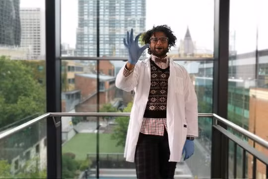 Các nhà nghiên cứu từ Đại học RMIT đã phát triển loại vật liệu cực mỏng mới phản ứng với hơi nóng và khí lạnh, mở đường cho “cửa sổ thông minh”. Ảnh: RMIT