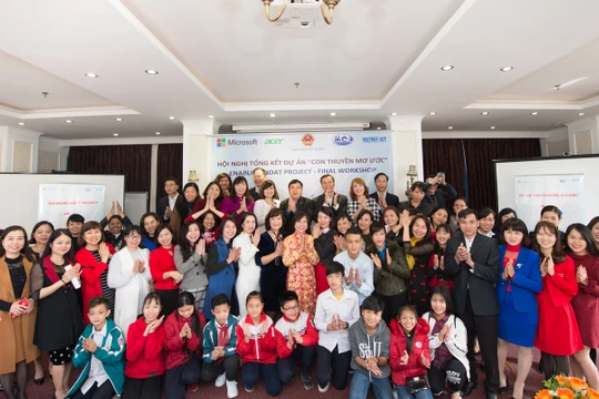 Dự án “Con thuyền mơ ước” do Trung tâm Bảo tồn Sinh vật biển và Phát triển Cộng đồng (MCD) phối hợp UBND thành phố Hạ Long tổ chức. Ảnh: Nam Phương