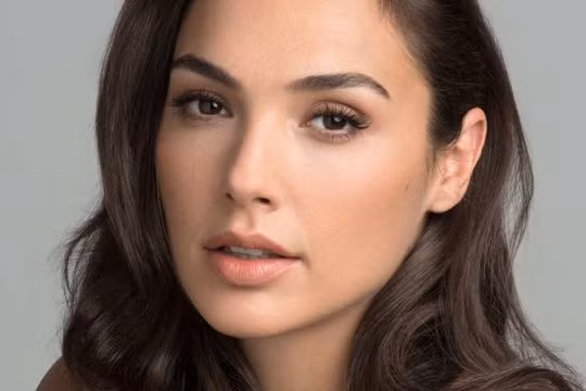 Hoa hậu, người mẫu, diễn viên người Israel Gal Gadot. Ảnh: Elle.