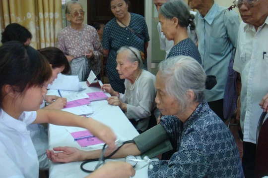 Khám chữa bệnh cho người dân. Ảnh: TTXVN