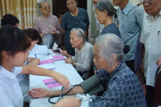 Khám chữa bệnh cho người dân. Ảnh: TTXVN